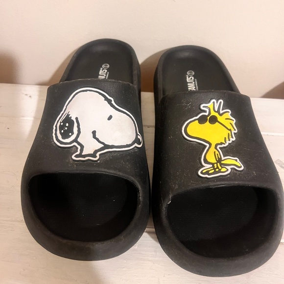 Peanuts Black and Yellow Kids Slippers - Picture 1 of 2